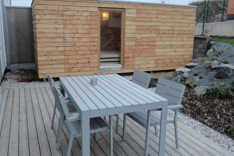 Venkovní dřevěná sauna 4x2,5 m + sklad 2x2,5 m